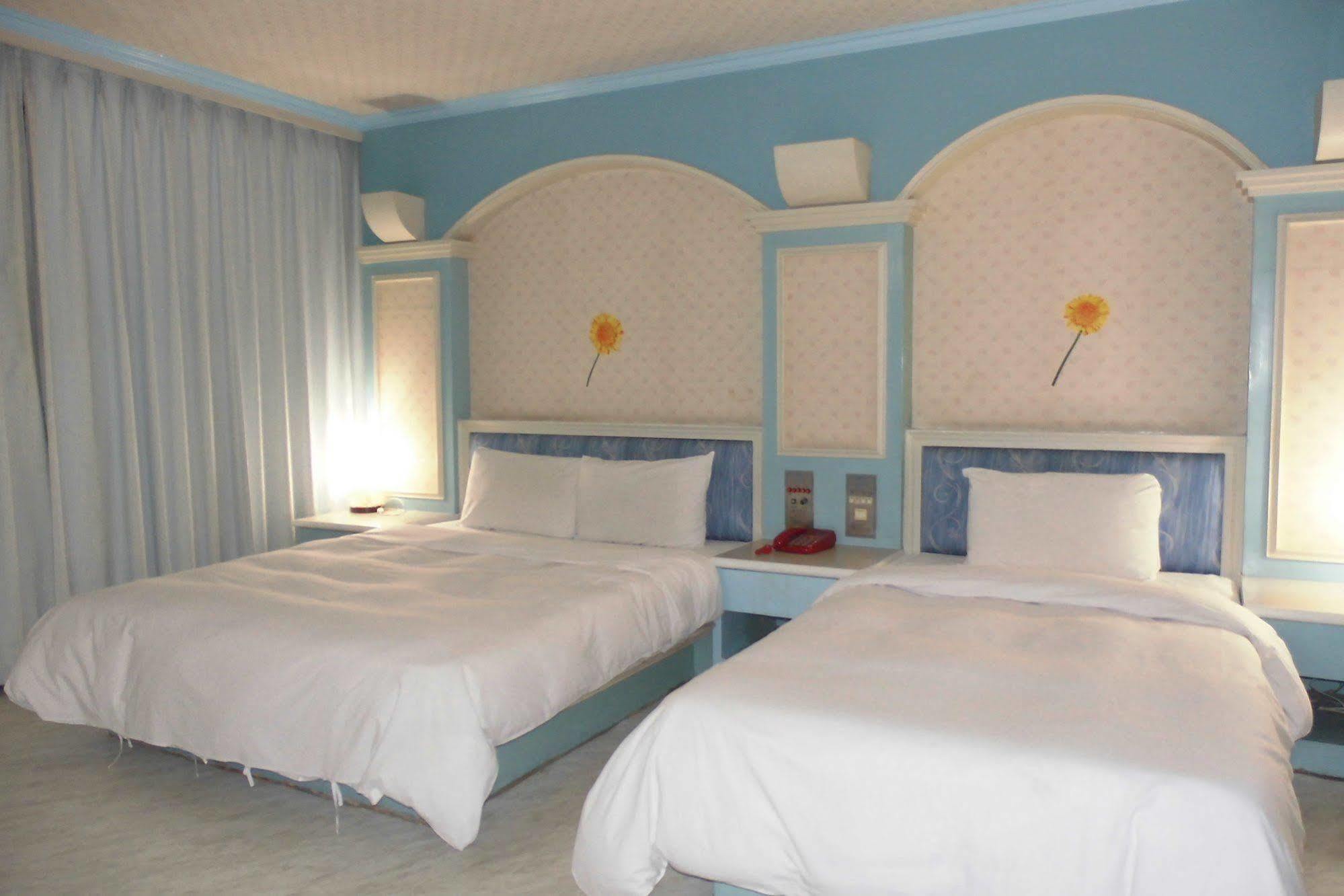 โมเดิร์น พลาซ่า โฮเต็ล Hotel เกาสง ภายนอก รูปภาพ