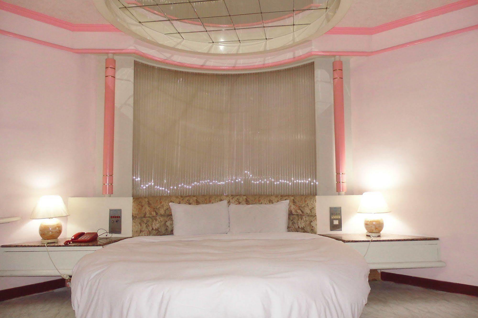 โมเดิร์น พลาซ่า โฮเต็ล Hotel เกาสง ภายนอก รูปภาพ